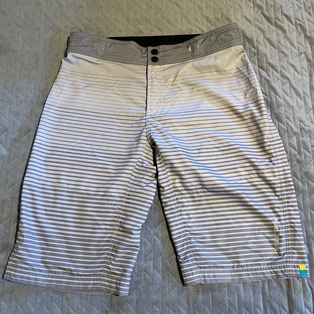 Yeti shorts mens size medium/32 gray pre-owned condition‎